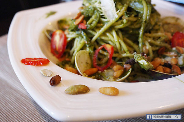 享食光餐酒館：◆新北淡水。捷運淡水站【享食光餐酒館】巨無霸戰斧牛排要你吃不完兜著走！淡水餐酒館。淡大周邊美食。淡江大學美食。平價義麵。燉飯