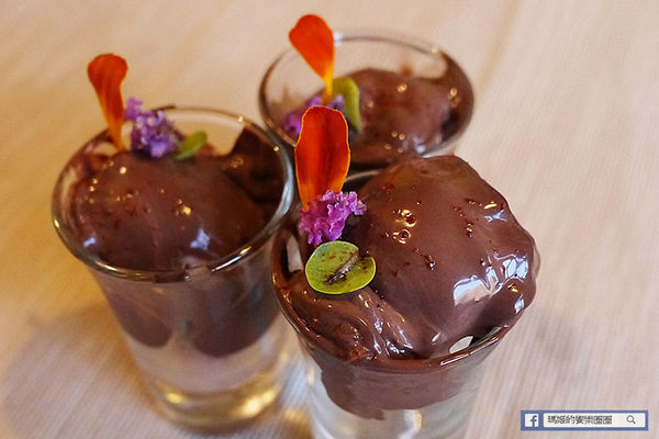 享食光餐酒館：◆新北淡水。捷運淡水站【享食光餐酒館】巨無霸戰斧牛排要你吃不完兜著走！淡水餐酒館。淡大周邊美食。淡江大學美食。平價義麵。燉飯