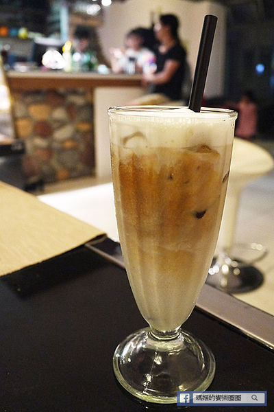 享食光餐酒館：◆新北淡水。捷運淡水站【享食光餐酒館】巨無霸戰斧牛排要你吃不完兜著走！淡水餐酒館。淡大周邊美食。淡江大學美食。平價義麵。燉飯