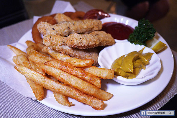 享食光餐酒館：◆新北淡水。捷運淡水站【享食光餐酒館】巨無霸戰斧牛排要你吃不完兜著走！淡水餐酒館。淡大周邊美食。淡江大學美食。平價義麵。燉飯