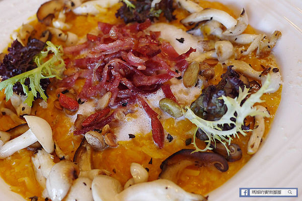 享食光餐酒館：◆新北淡水。捷運淡水站【享食光餐酒館】巨無霸戰斧牛排要你吃不完兜著走！淡水餐酒館。淡大周邊美食。淡江大學美食。平價義麵。燉飯