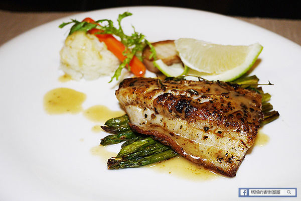 享食光餐酒館：◆新北淡水。捷運淡水站【享食光餐酒館】巨無霸戰斧牛排要你吃不完兜著走！淡水餐酒館。淡大周邊美食。淡江大學美食。平價義麵。燉飯