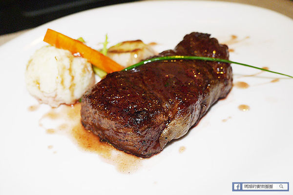 享食光餐酒館：◆新北淡水。捷運淡水站【享食光餐酒館】巨無霸戰斧牛排要你吃不完兜著走！淡水餐酒館。淡大周邊美食。淡江大學美食。平價義麵。燉飯