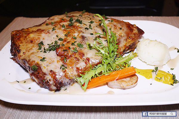 享食光餐酒館：◆新北淡水。捷運淡水站【享食光餐酒館】巨無霸戰斧牛排要你吃不完兜著走！淡水餐酒館。淡大周邊美食。淡江大學美食。平價義麵。燉飯