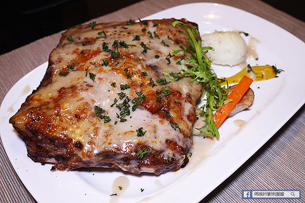 享食光餐酒館：◆新北淡水。捷運淡水站【享食光餐酒館】巨無霸戰斧牛排要你吃不完兜著走！淡水餐酒館。淡大周邊美食。淡江大學美食。平價義麵。燉飯