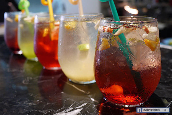 享食光餐酒館：◆新北淡水。捷運淡水站【享食光餐酒館】巨無霸戰斧牛排要你吃不完兜著走！淡水餐酒館。淡大周邊美食。淡江大學美食。平價義麵。燉飯