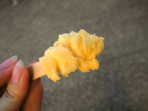 甜月亮手作義式冰淇淋:〖台中│美食〗甜月亮義大利手作冰淇淋 老配方流程認證店 ❤ 位於逢家歡樂星手作義式冰淇淋,口味眾多,到六月底前還有買三送一的優惠活動唷!!