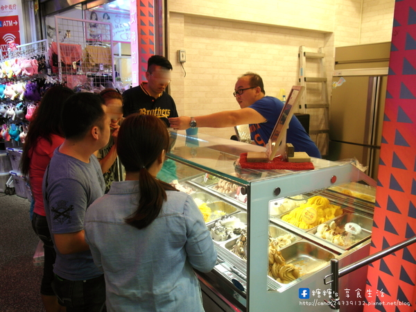 甜月亮手作義式冰淇淋:〖台中│美食〗甜月亮義大利手作冰淇淋 老配方流程認證店 ❤ 位於逢家歡樂星手作義式冰淇淋,口味眾多,到六月底前還有買三送一的優惠活動唷!!