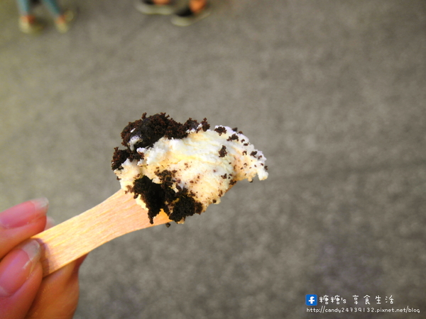 甜月亮手作義式冰淇淋:〖台中│美食〗甜月亮義大利手作冰淇淋 老配方流程認證店 ❤ 位於逢家歡樂星手作義式冰淇淋,口味眾多,到六月底前還有買三送一的優惠活動唷!!