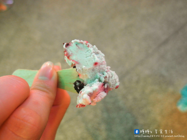 甜月亮手作義式冰淇淋:〖台中│美食〗甜月亮義大利手作冰淇淋 老配方流程認證店 ❤ 位於逢家歡樂星手作義式冰淇淋,口味眾多,到六月底前還有買三送一的優惠活動唷!!