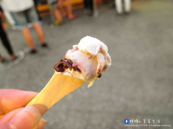 甜月亮手作義式冰淇淋:〖台中│美食〗甜月亮義大利手作冰淇淋 老配方流程認證店 ❤ 位於逢家歡樂星手作義式冰淇淋,口味眾多,到六月底前還有買三送一的優惠活動唷!!