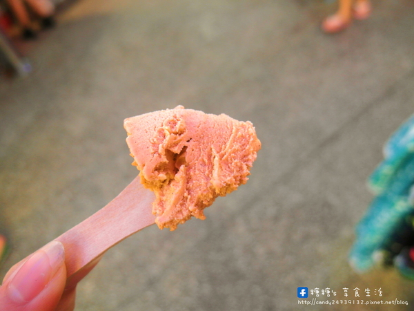 甜月亮手作義式冰淇淋:〖台中│美食〗甜月亮義大利手作冰淇淋 老配方流程認證店 ❤ 位於逢家歡樂星手作義式冰淇淋,口味眾多,到六月底前還有買三送一的優惠活動唷!!