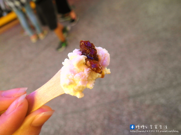 甜月亮手作義式冰淇淋:〖台中│美食〗甜月亮義大利手作冰淇淋 老配方流程認證店 ❤ 位於逢家歡樂星手作義式冰淇淋,口味眾多,到六月底前還有買三送一的優惠活動唷!!