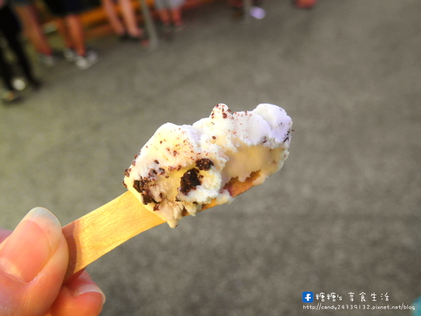 甜月亮手作義式冰淇淋:〖台中│美食〗甜月亮義大利手作冰淇淋 老配方流程認證店 ❤ 位於逢家歡樂星手作義式冰淇淋,口味眾多,到六月底前還有買三送一的優惠活動唷!!