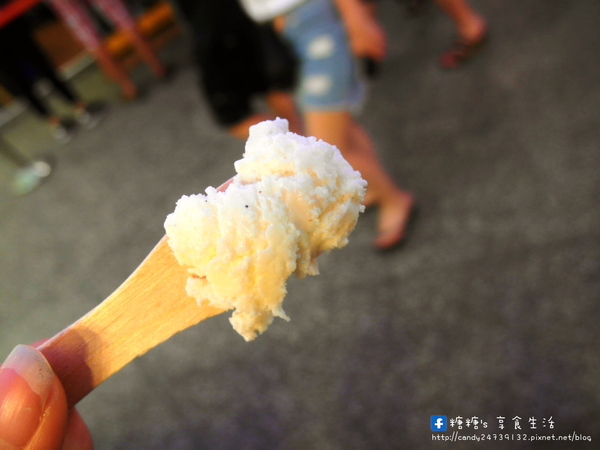 甜月亮手作義式冰淇淋:〖台中│美食〗甜月亮義大利手作冰淇淋 老配方流程認證店 ❤ 位於逢家歡樂星手作義式冰淇淋,口味眾多,到六月底前還有買三送一的優惠活動唷!!