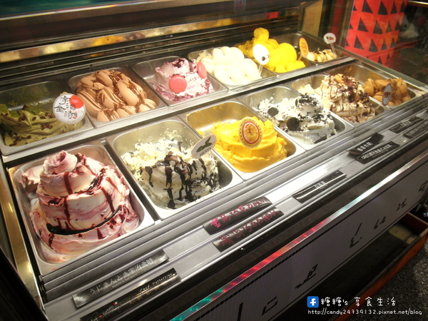 甜月亮手作義式冰淇淋:〖台中│美食〗甜月亮義大利手作冰淇淋 老配方流程認證店 ❤ 位於逢家歡樂星手作義式冰淇淋,口味眾多,到六月底前還有買三送一的優惠活動唷!!