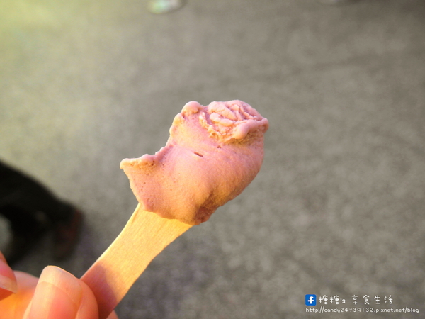 甜月亮手作義式冰淇淋:〖台中│美食〗甜月亮義大利手作冰淇淋 老配方流程認證店 ❤ 位於逢家歡樂星手作義式冰淇淋,口味眾多,到六月底前還有買三送一的優惠活動唷!!