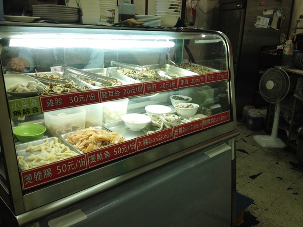 太平臭豆腐：[台中西區]平價好吃的麵店，對面就是最近很火紅的動漫巷!