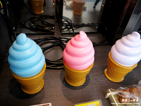 惡魔天使霜淇淋：[台中南屯]惡魔天使霜淇淋，路過被餐車小萌牛吸引!