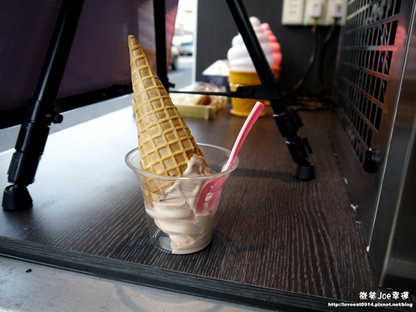 惡魔天使霜淇淋：[台中南屯]惡魔天使霜淇淋，路過被餐車小萌牛吸引!