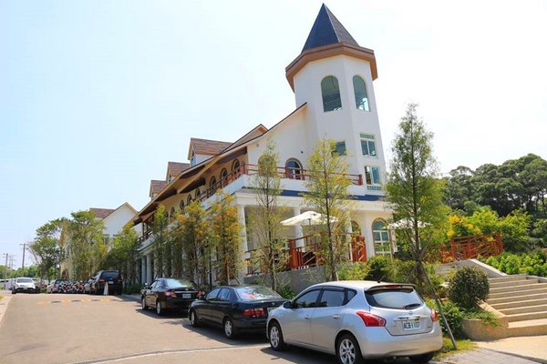 遇見幸福(Meet Happiness):【彰化景點】在彰化遇見幸福~幸福景觀餐廳和整棟純白色的豪華歐式宮廷建築,以及浪漫禮堂還有大型團體BBQ烤肉區