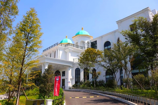 遇見幸福(Meet Happiness):【彰化景點】在彰化遇見幸福~幸福景觀餐廳和整棟純白色的豪華歐式宮廷建築,以及浪漫禮堂還有大型團體BBQ烤肉區