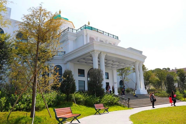 遇見幸福(Meet Happiness):【彰化景點】在彰化遇見幸福~幸福景觀餐廳和整棟純白色的豪華歐式宮廷建築,以及浪漫禮堂還有大型團體BBQ烤肉區