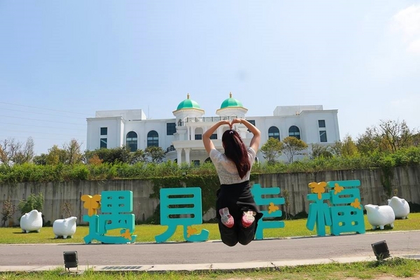 遇見幸福(Meet Happiness):【彰化景點】在彰化遇見幸福~幸福景觀餐廳和整棟純白色的豪華歐式宮廷建築,以及浪漫禮堂還有大型團體BBQ烤肉區