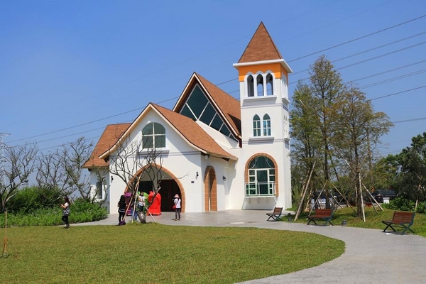 遇見幸福(Meet Happiness):【彰化景點】在彰化遇見幸福~幸福景觀餐廳和整棟純白色的豪華歐式宮廷建築,以及浪漫禮堂還有大型團體BBQ烤肉區