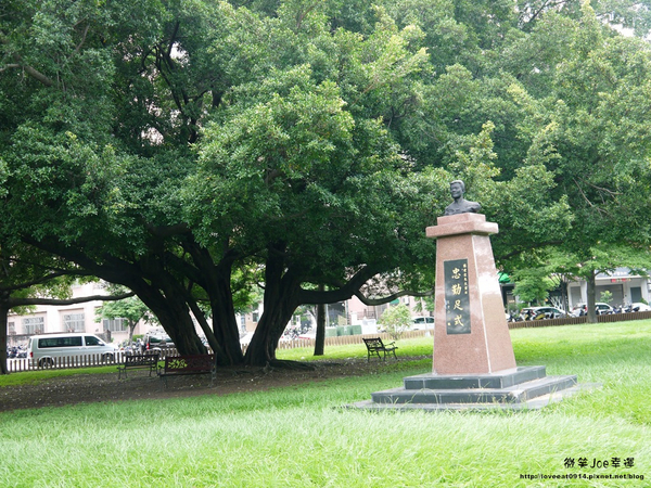 台中市崇倫公園：[台中南區]崇倫公園阿勃勒也是美得不像話。