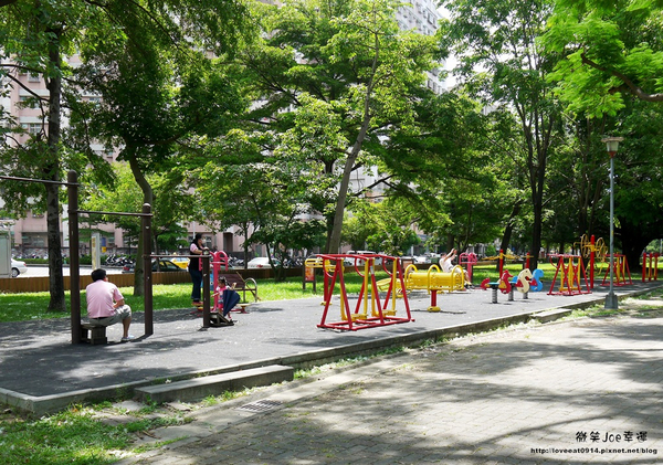 台中市崇倫公園：[台中南區]崇倫公園阿勃勒也是美得不像話。