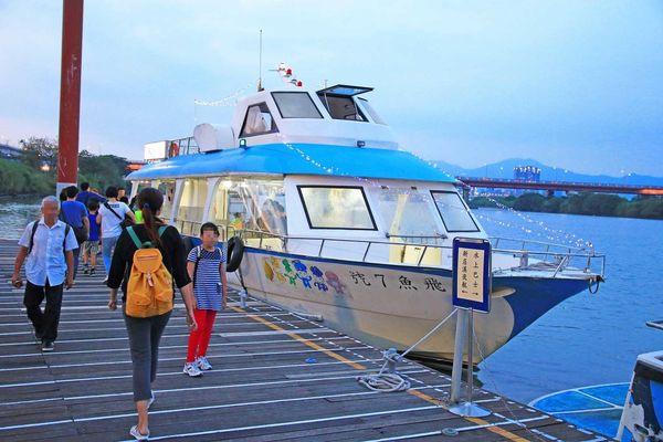 【台北旅遊】水上巴士夏季限定新店溪夜航-倒映在河中的水光雲影