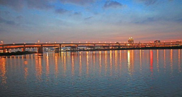 【台北旅遊】水上巴士夏季限定新店溪夜航-倒映在河中的水光雲影
