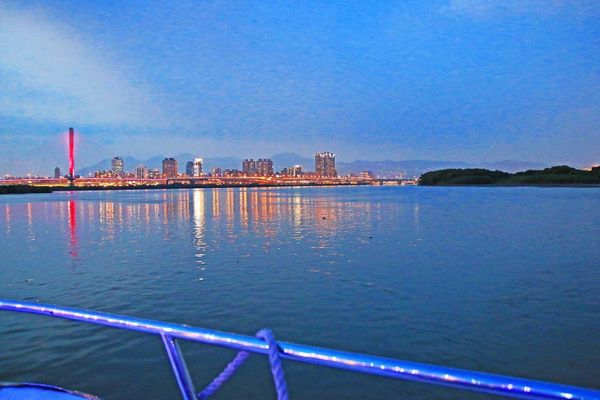 【台北旅遊】水上巴士夏季限定新店溪夜航-倒映在河中的水光雲影
