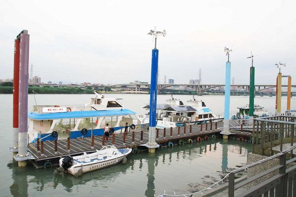 【台北旅遊】水上巴士夏季限定新店溪夜航-倒映在河中的水光雲影