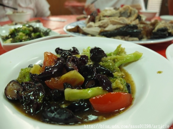 林俊逸的鋼管雞:【愛評口碑券】林俊逸的鋼管雞。鋼管雞肥美多汁 融合在地風味合菜佳餚 佳冬鄉必嚐烤雞餐廳