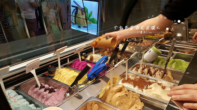 Senza Fine 夏妃創意餐飲：[台中♥逢甲夜市]Senza Fine 夏妃創意餐飲。雞蛋仔*手工義式冰淇淋(愛評體驗團)