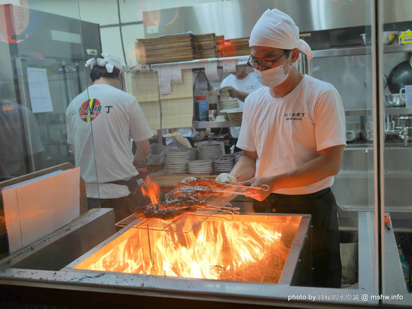 三代目安兵衛 台湾一號店：【食記】台中三代目屋台餃子安兵衛-台灣一號店@西區中美橫丁Hirome ひろめ横丁&廣三SOGO-捷運BRT科博館 : 弘人市場在台灣!輕鬆享受高知飲食文化