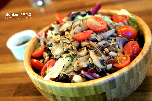Bunker 1942:【忠孝敦化餐酒館 推薦】以二戰時期為主題又有超酷射擊場! ✿✿ Bunker 1942 ✿✿ (完整菜單/酒單)
