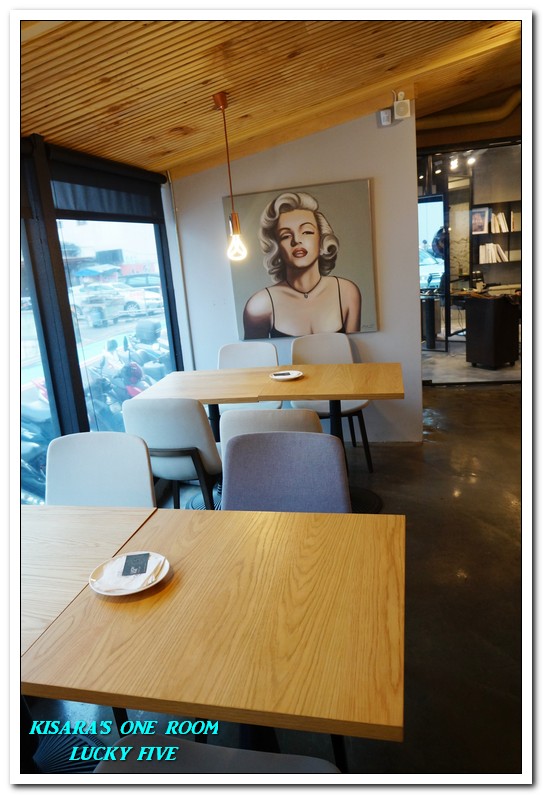 Lucky5 Light Cafe：國父紀念館輕食下午茶．坐設計陽光屋啜咖啡喀薄脆餅──LUCKY FIVE