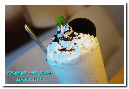 Lucky5 Light Cafe：國父紀念館輕食下午茶．坐設計陽光屋啜咖啡喀薄脆餅──LUCKY FIVE