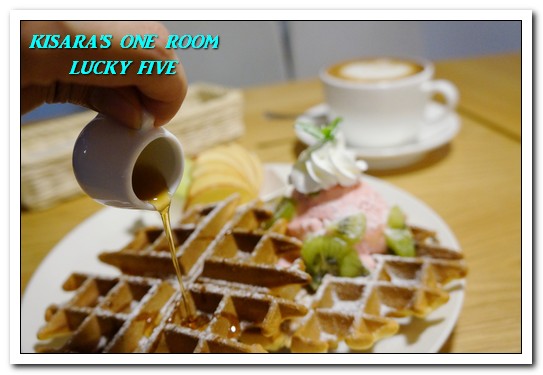 Lucky5 Light Cafe：國父紀念館輕食下午茶．坐設計陽光屋啜咖啡喀薄脆餅──LUCKY FIVE