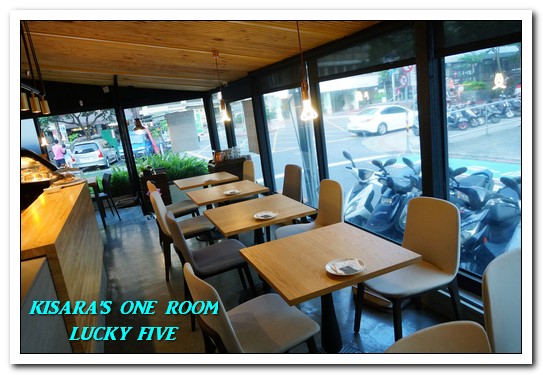 Lucky5 Light Cafe：國父紀念館輕食下午茶．坐設計陽光屋啜咖啡喀薄脆餅──LUCKY FIVE