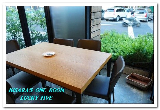 Lucky5 Light Cafe：國父紀念館輕食下午茶．坐設計陽光屋啜咖啡喀薄脆餅──LUCKY FIVE