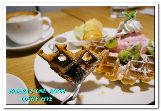 Lucky5 Light Cafe：國父紀念館輕食下午茶．坐設計陽光屋啜咖啡喀薄脆餅──LUCKY FIVE