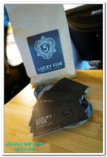 Lucky5 Light Cafe：國父紀念館輕食下午茶．坐設計陽光屋啜咖啡喀薄脆餅──LUCKY FIVE