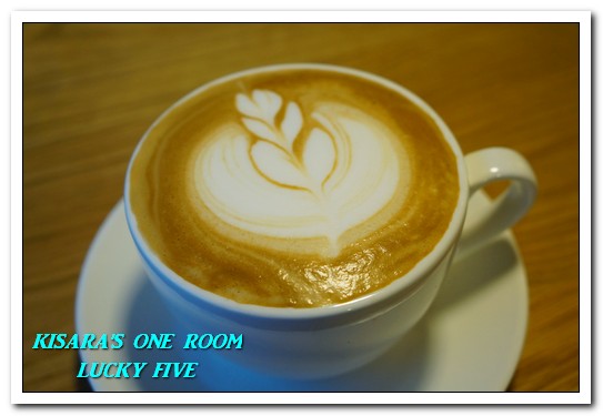 Lucky5 Light Cafe：國父紀念館輕食下午茶．坐設計陽光屋啜咖啡喀薄脆餅──LUCKY FIVE