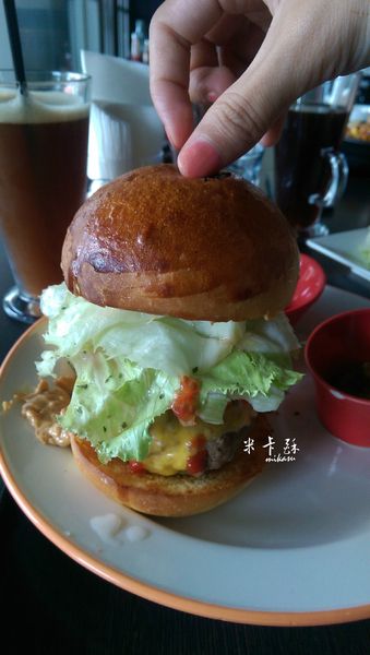 Andy'z cafe：【高雄/食﹡前鎮】紅線凱旋站．超厚實手作漢堡排．Andy'z cafe