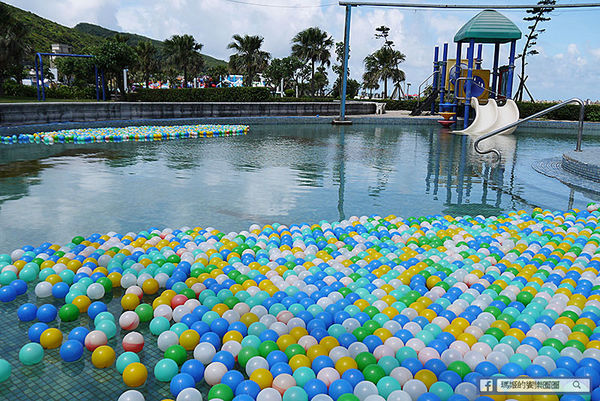太平洋翡翠灣夏日樂園：◆新北萬里【太平洋翡翠灣夏日樂園】海洋、沙灘、比基尼～到翡翠灣一起FUN暑假。北海岸風景區。水上樂園。渡假盛地。大型滑水道。水上摩托車。香焦船。衝浪戲水