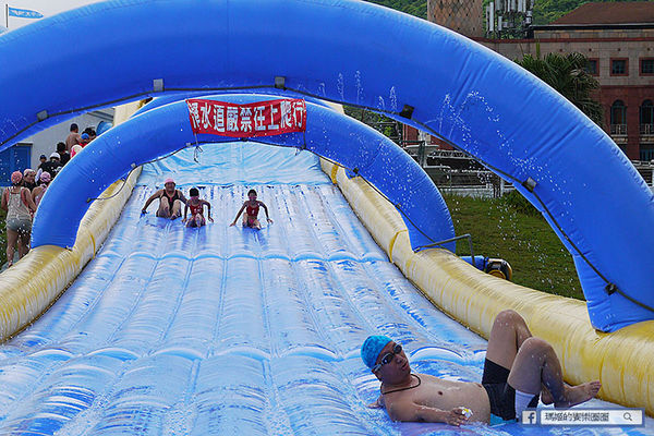 太平洋翡翠灣夏日樂園：◆新北萬里【太平洋翡翠灣夏日樂園】海洋、沙灘、比基尼～到翡翠灣一起FUN暑假。北海岸風景區。水上樂園。渡假盛地。大型滑水道。水上摩托車。香焦船。衝浪戲水